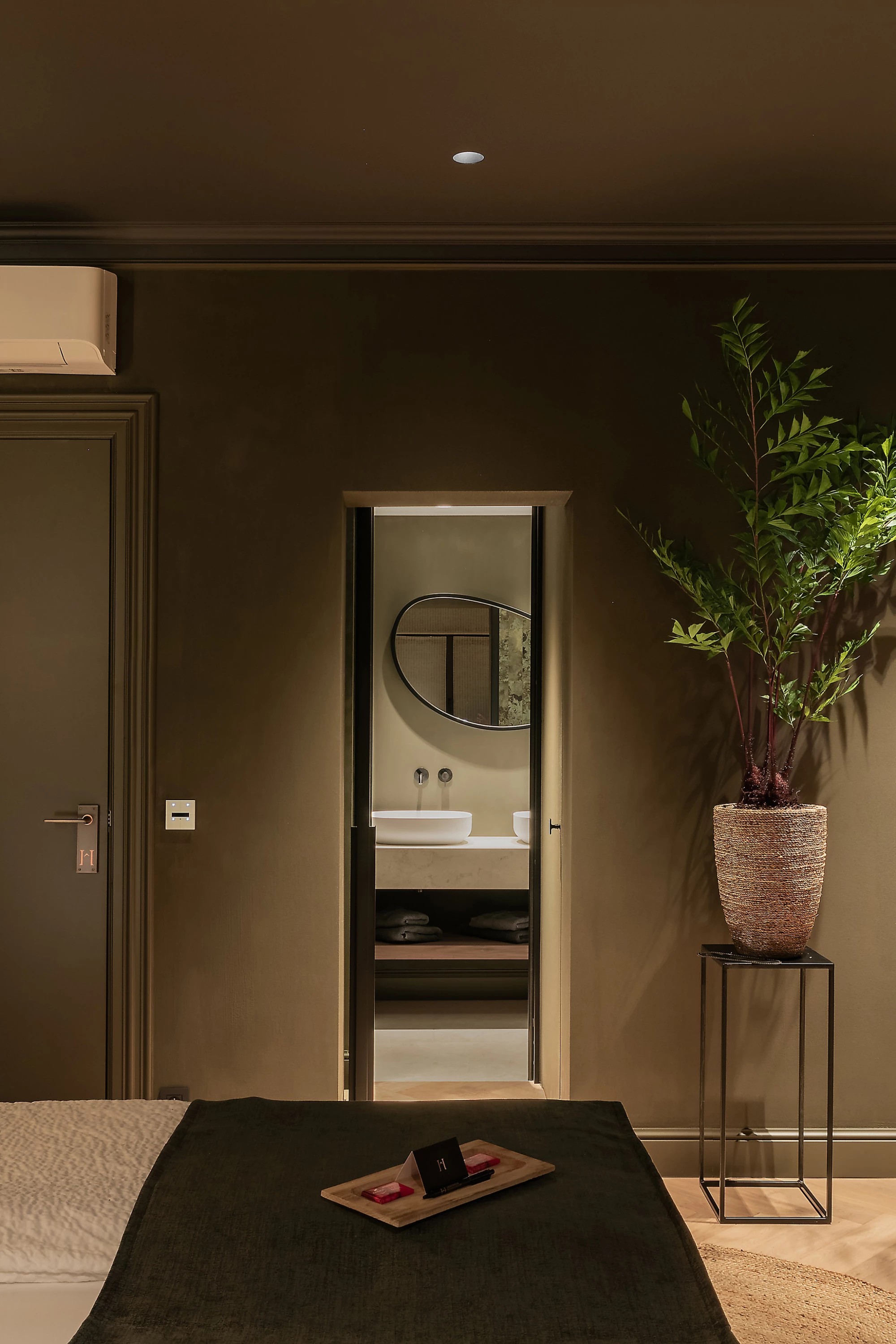 Close up zicht badkamer vanuit kamer Gentleman B&B Herenhuis Izegem