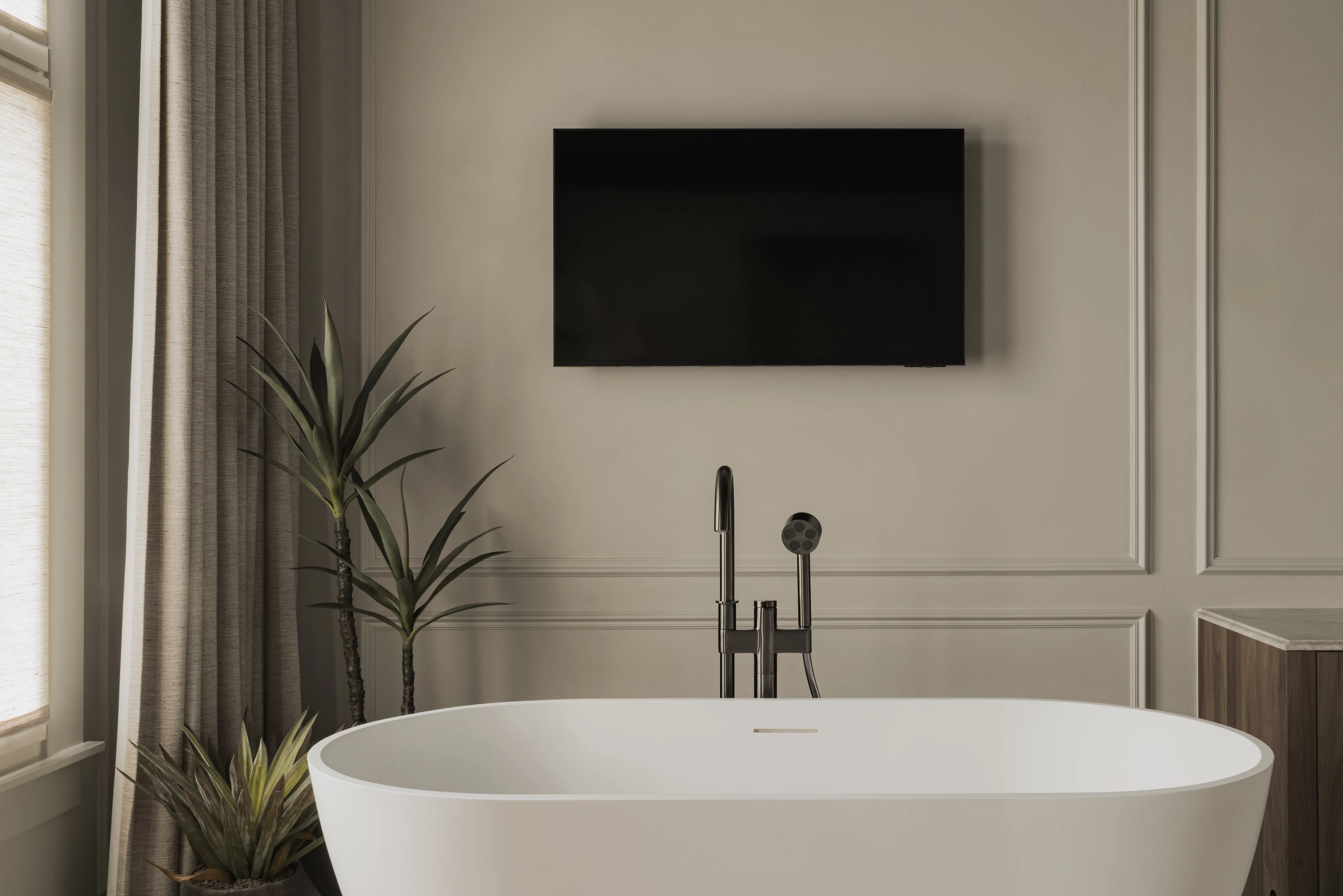 Bad en TV in kamer H&eacute;ritage (B&B Herenhuis West - Vlaanderen)