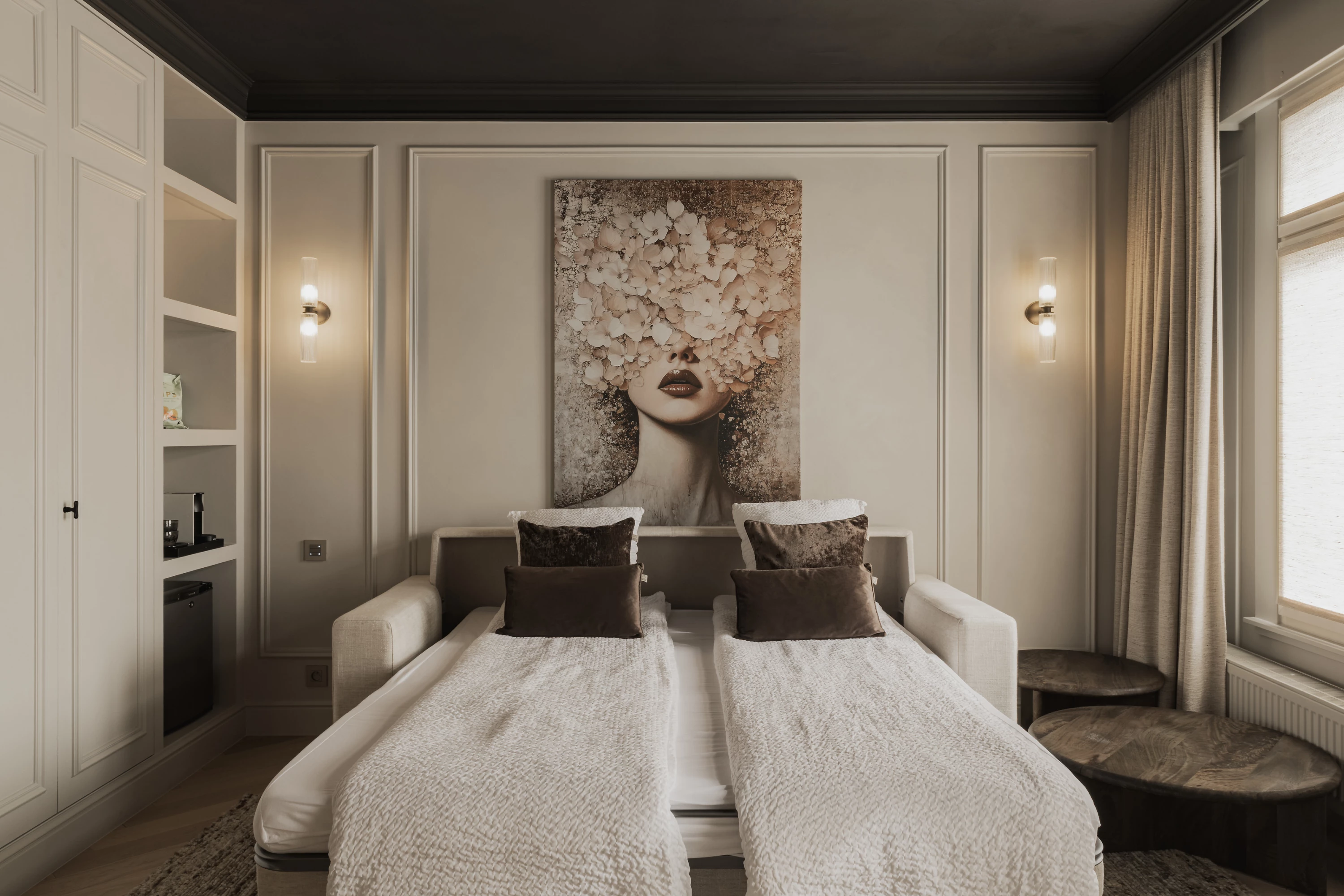 Uitgeklapt zetelbed in ontspanningsruimte kamer H&eacute;ritage (BnB Herenhuis Izegem)
