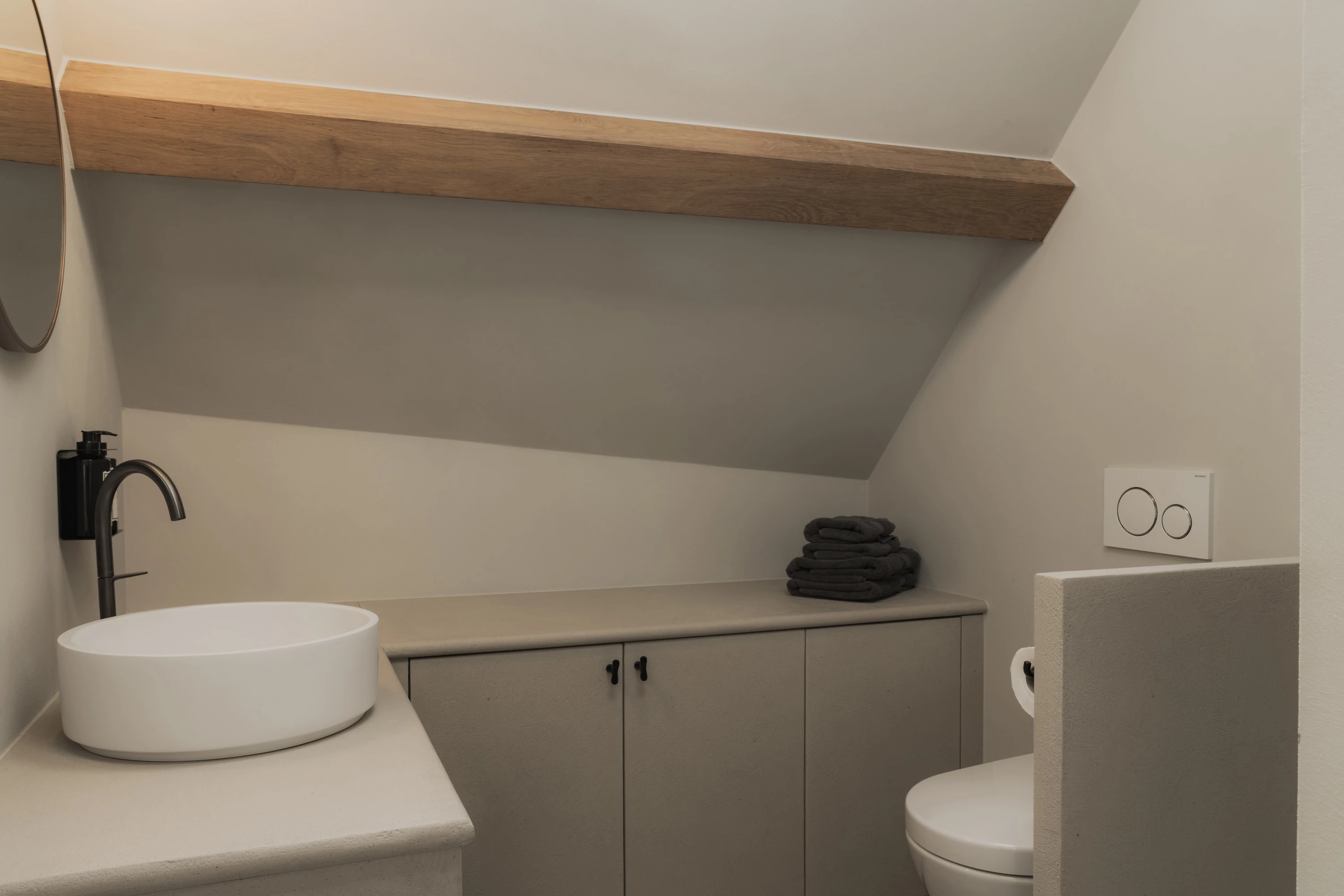 Wastafel en toilet in badkamer H&eacute;ritage (B&B Herenhuis regio Kortrijk - Roeselare)