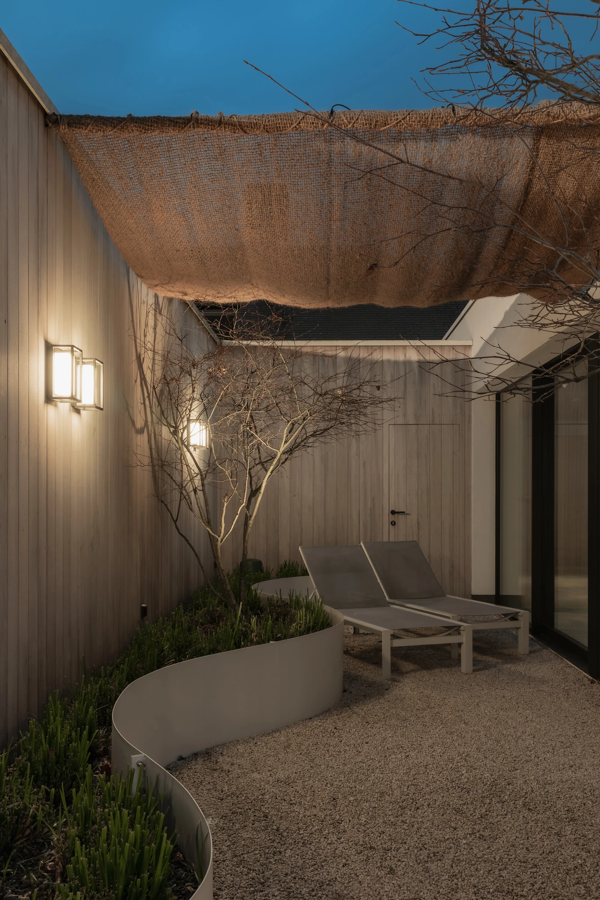 Terras avond met ligstoelen in priv&eacute; wellness Herenhuis Izegem