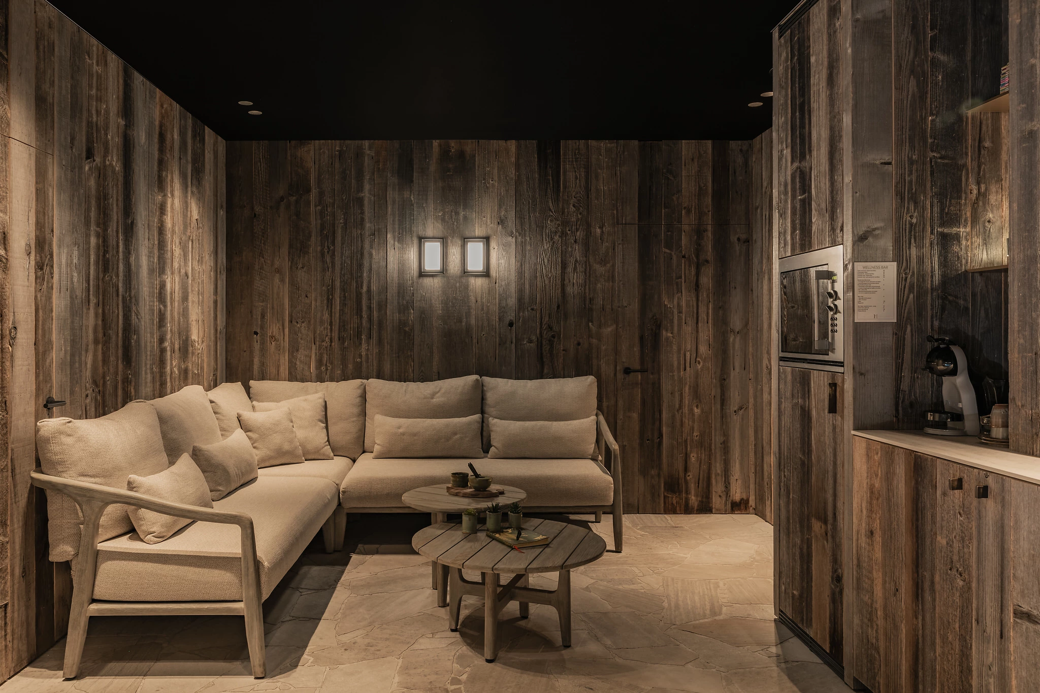 Relax ruimte met zetel en honesty bar in Priv&eacute; Wellness Herenhuis Izegem