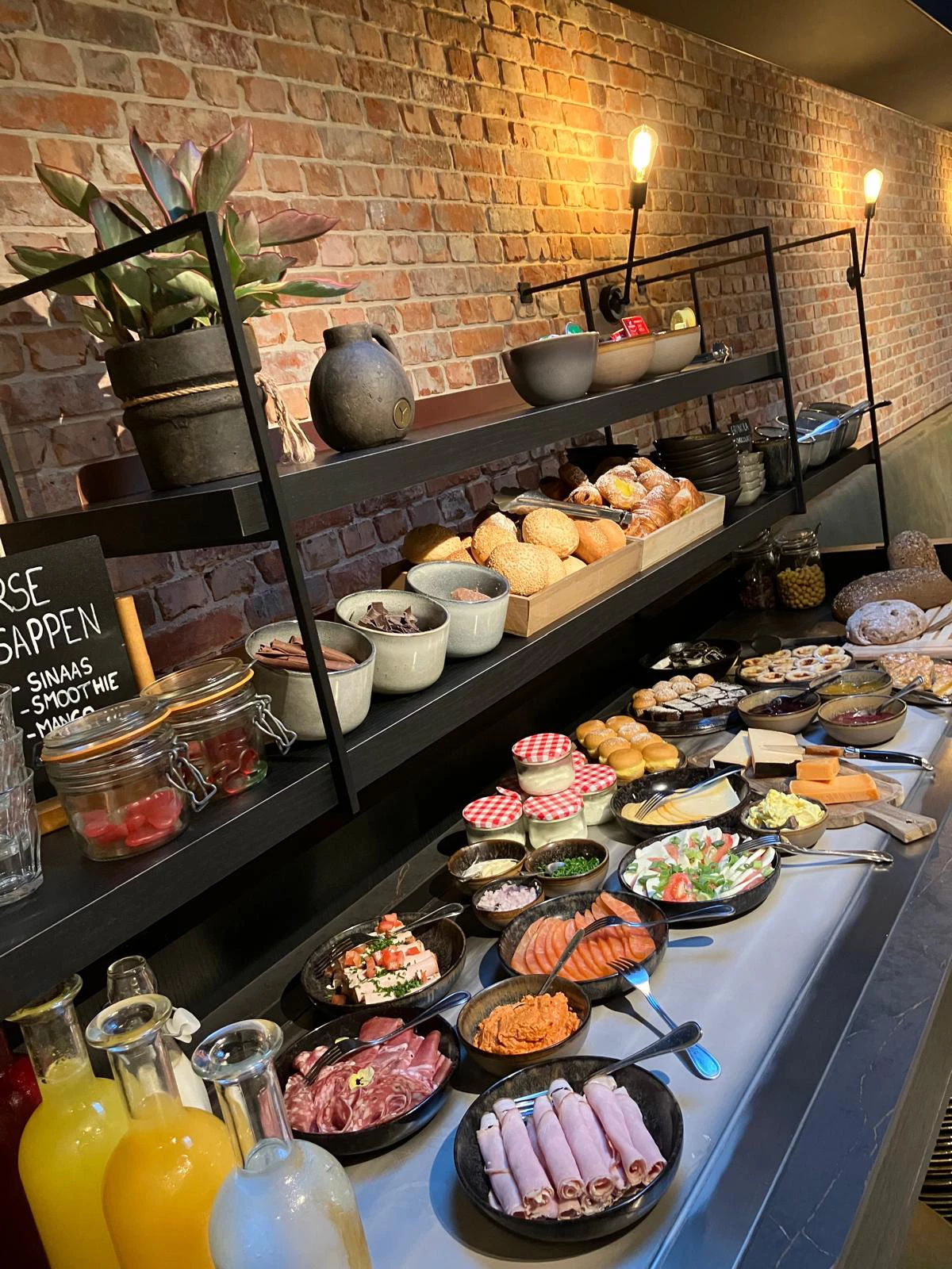Brunch ontbijt buffet en sappen in Herenhuis Izegem