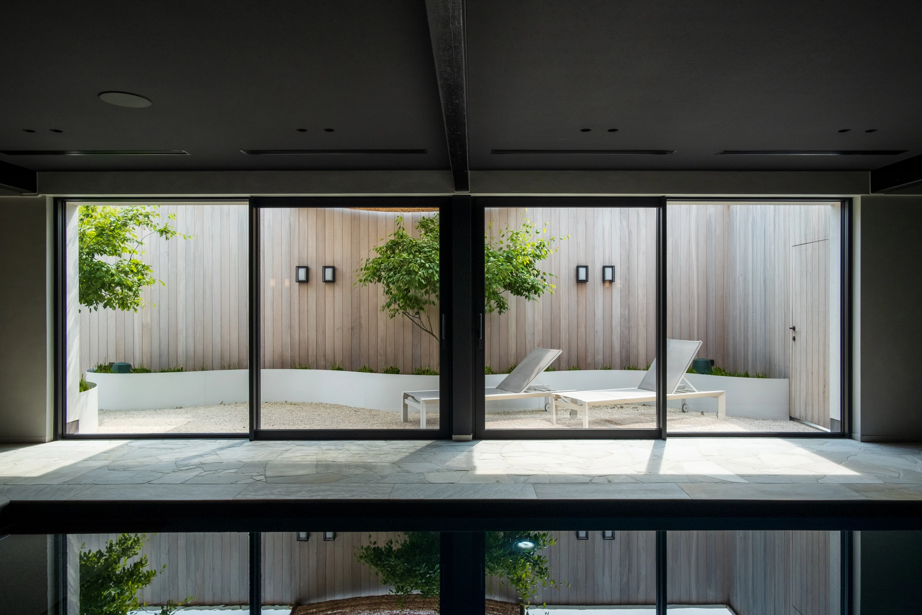 Terras met ligstoelen in Priv&eacute; Wellness Herenhuis Izegem