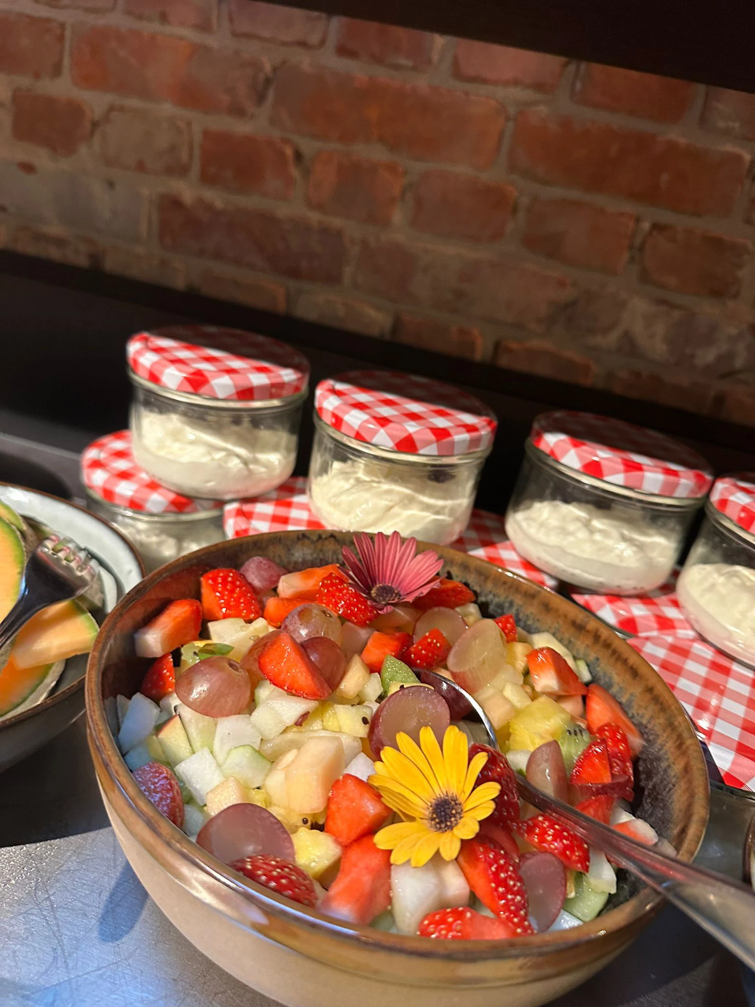 Fruitsla en ontbijt yoghurt in Brunch ontbijt Herenhuis Izegem