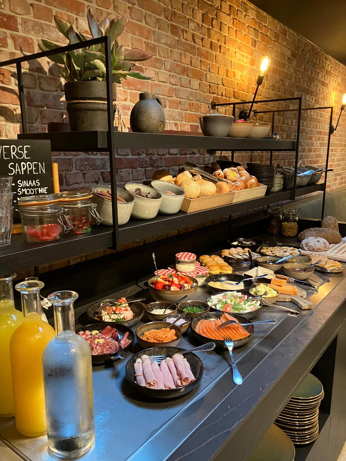 Uitgebreid brunch ontbijt buffet in Herenhuis Izegem