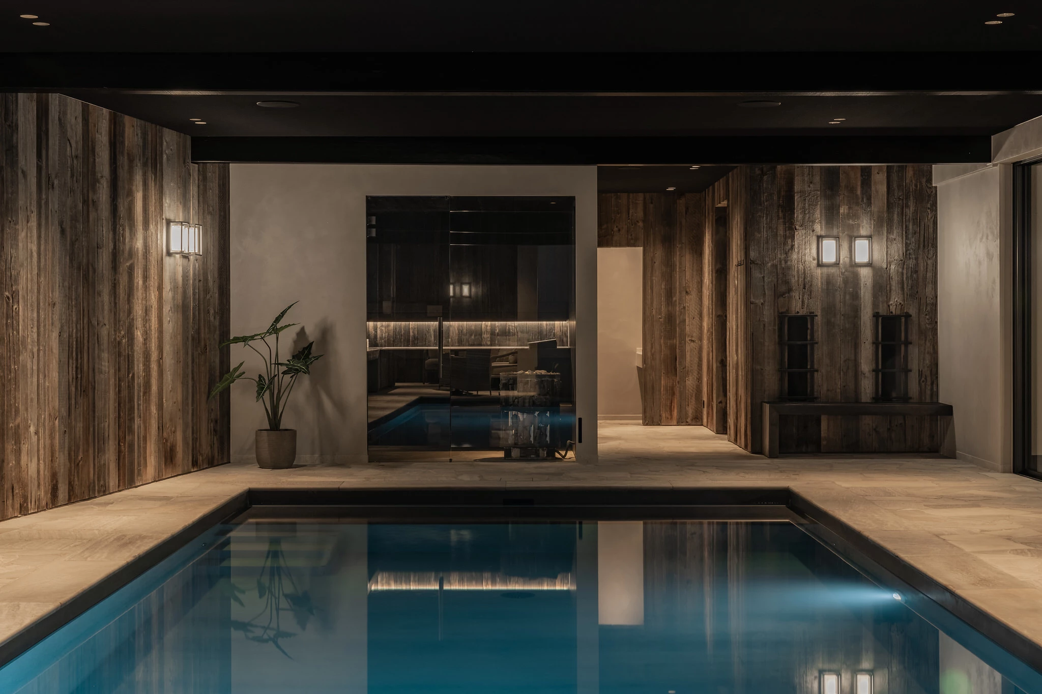 Priv&eacute; wellness Herenhuis Izegem met zicht op sauna en infraroodbank