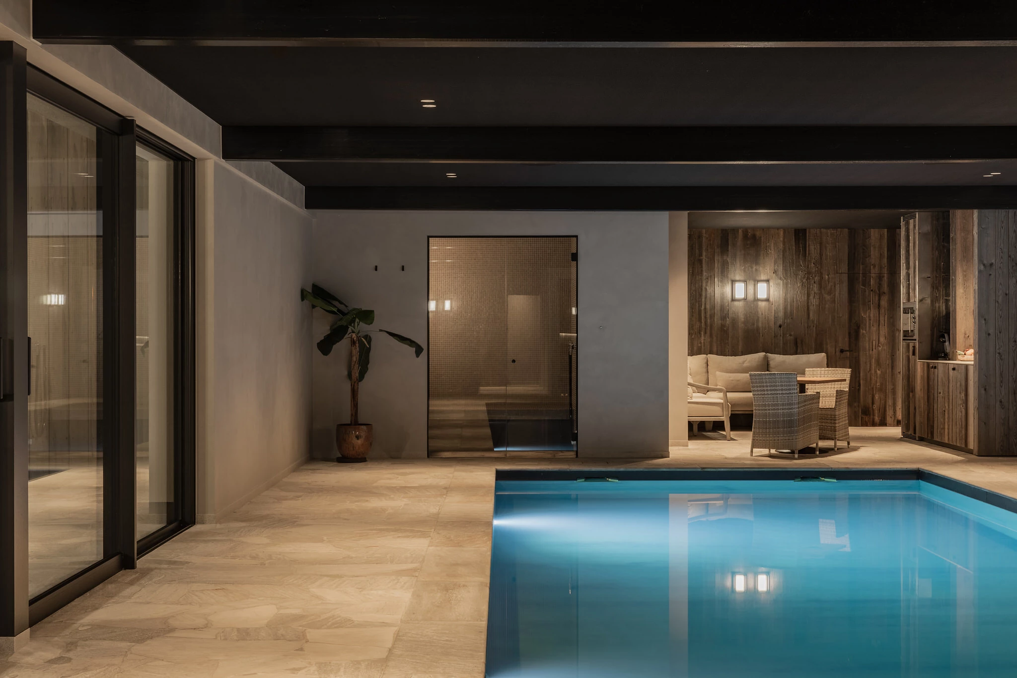 Loungeruimte en hammam Priv&eacute; wellness Herenhuis Izegem